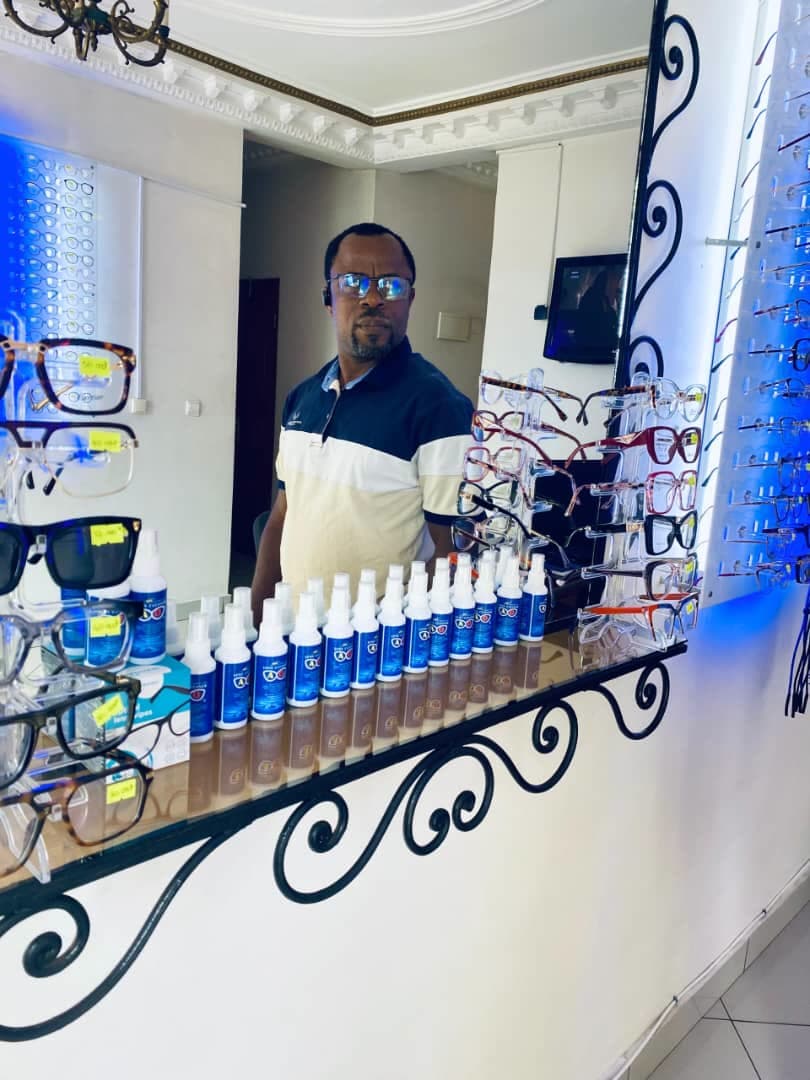 Le comptoir de Niss Optique Médical, avec ses montures et ses produits d'entretien