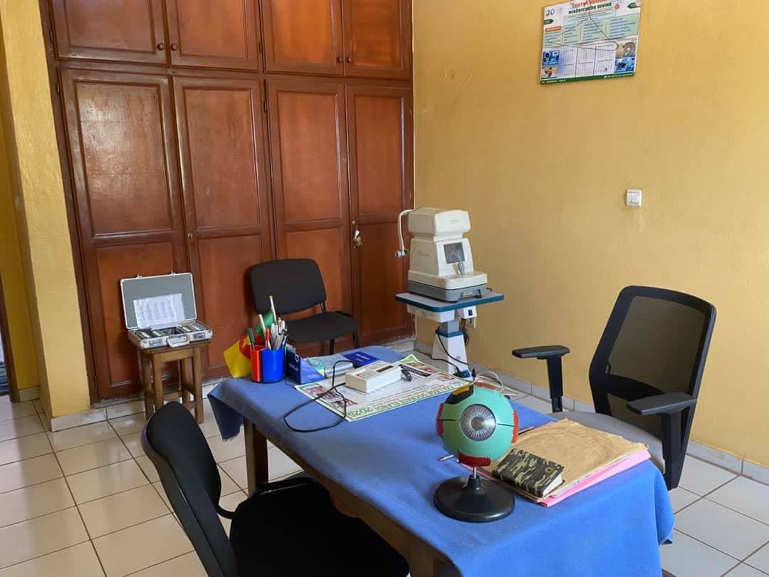 La salle d'examen de Niss Optique Médical, avec l'autoréfractomètre et le bureau