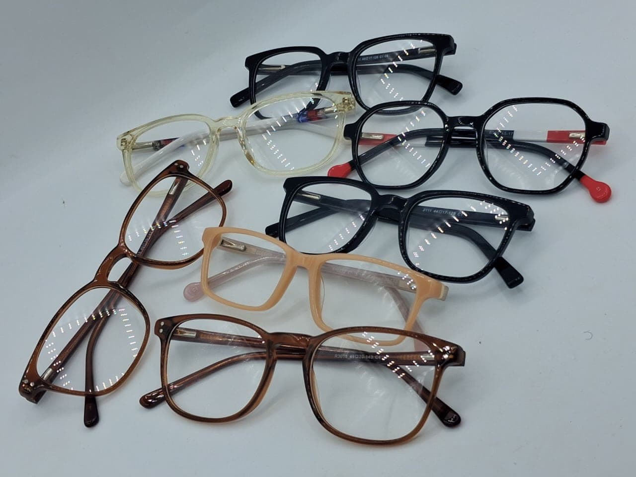 Plusieurs montures noires, marron et beiges de la boutique