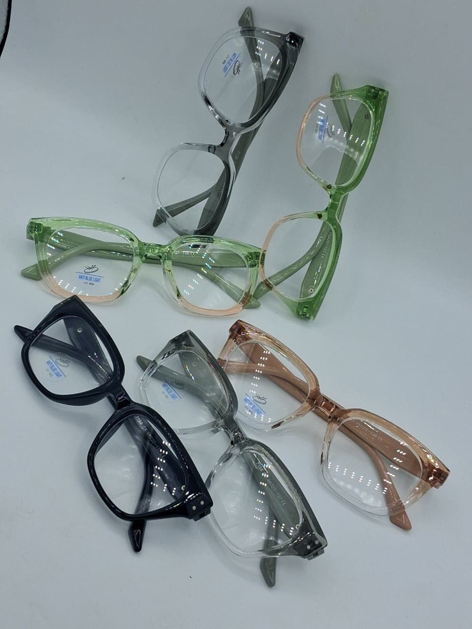 Des montures de couleur, vertes, noires et beiges